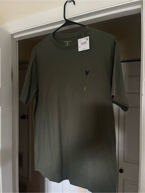 American Eagle Outfitters Men's Green Crewneck T‑Shirt